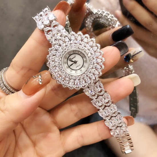 时装奢华版 肖邦-Chopard珠宝腕表:精致奢华;整表采用镶嵌技术;珍珠母贝;包镶流动水滴形透明锆钻,壳直径34mm 实拍 以创造艺术品的方式专注每一只腕表 时装奢华版 肖邦-Chopard珠宝腕表:精致奢华;整表采用镶嵌技术;珍珠母贝;包镶流动水滴形透明锆钻,壳直径34mm 实拍 以创造艺术品的方式专注每一只腕表