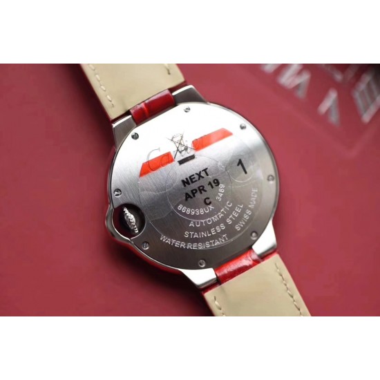 V6出品 CARTIER卡地亚蓝气球系列WSBB0022腕表,蓝气球系列,新款,中国红,尺寸:33*11毫米,悦目的红色,既象征爱情的热烈,也传达团圆的喜悦。浓情蜜意,化作红色鳄鱼皮表带,在爱人的腕间缠绕;凸圆形尖晶石镶嵌在凹槽式表冠,优雅而静谧;红色阳光射线纹饰表盘流光溢彩,如绚烂的红玫瑰,见证幸福与喜悦的时刻;剑形银色指针精准地记录下永恒的挚爱宣言,触动爱的心跳。此次一次性发售的卡地亚“中国红”蓝气球腕表,将为2020新年带来鸿运好彩头。 V6出品 CARTIER卡地亚蓝气球系列WSBB0022腕表,蓝气球系列,新款,中国红,尺寸:33*11毫米,悦目的红色,既象征爱情的热烈,也传达团圆的喜悦。浓情蜜意,化作红色鳄鱼皮表带,在爱人的腕间缠绕;凸圆形尖晶石镶嵌在凹槽式表冠,优雅而静谧;红色阳光射线纹饰表盘流光溢彩,如绚烂的红玫瑰,见证幸福与喜悦的时刻;剑形银色指针精准地记录下永恒的挚爱宣言,触动爱的心跳。此次一次性发售的卡地亚“中国红”蓝气球腕表,将为2020新年带来鸿运好彩头。