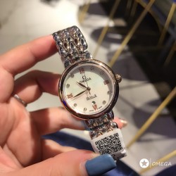 欧米茄 OMEGA 精品女神水滴系列腕表。316L精钢材质，进口石英机芯，原装折叠扣，精致唯美的设计，让您的美丽无处不在，也将华丽与经典融合，创造出惊艳巨作，表盘清新淡雅，色彩的格调将华丽装点腕间，悦享浪漫之感。尺寸28mm。