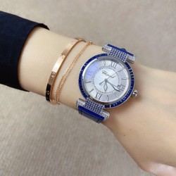 ★实拍 萧邦 CHOPARD IMPERIALE 系列腕表。独特风格带您走进一个新阶段并且成功塑造了崇尚自我表达和与众不同的生活化概念，316精钢材质，此表款全手工镶嵌施华洛世奇水晶钻，成为了美式奢侈生活风格的代表！进口石英机芯以及精细做工，佩戴贴手舒适，设计风格简约明朗。充满奢华璀璨的气息，光彩夺人、让你瞬间提升华丽的气质 ！