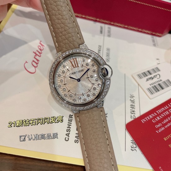 卡地亚|蓝气球系列最新款|想要吸睛就冲(订制斑鸠灰荔枝皮)✨表盘是全新的设计 镶嵌21颗明亮式切割圆钻,近看远看就像绽放的烟花般绚烂。是市面上唯一一款3D立体造型的腕表,辨识度非常高,上下浑然一体的圆弧型触感。佩戴在手腕上轻盈舒适, 腕表里面有钻石和金珠的设计,从这款腕表侧面去看,里面的钻石与金珠倒影在凸圆形的蓝宝石玻璃表镜上,仔细观赏,轻轻晃动它,从多个角度去看,仿佛像是繁星点点在闪烁,璀璨夺目。又好似自己坠落在 浩瀚星空之际,给人一种无限的遐想空 尺寸36mm认准独家高品质! 卡地亚|蓝气球系列最新款|想要吸睛就冲(订制斑鸠灰荔枝皮)✨表盘是全新的设计 镶嵌21颗明亮式切割圆钻,近看远看就像绽放的烟花般绚烂。是市面上唯一一款3D立体造型的腕表,辨识度非常高,上下浑然一体的圆弧型触感。佩戴在手腕上轻盈舒适, 腕表里面有钻石和金珠的设计,从这款腕表侧面去看,里面的钻石与金珠倒影在凸圆形的蓝宝石玻璃表镜上,仔细观赏,轻轻晃动它,从多个角度去看,仿佛像是繁星点点在闪烁,璀璨夺目。又好似自己坠落在 浩瀚星空之际,给人一种无限的遐想空 尺寸36mm认准独家高品质!