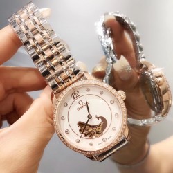 独家欧米茄-OMEGA [玫瑰][玫瑰][玫瑰]女神爆款 经典镂空系列女士机械腕表 采用进口全自动机械机芯 独具一格的孔雀开屏字面，高贵大方，316精钢表壳 超强耐磨矿物质玻璃镜面 真牛皮精致小巧 简约时尚 清秀女神必备[玫瑰][玫瑰][玫瑰]尺寸：直径36mm厚度12mm 请认准独家品质！！