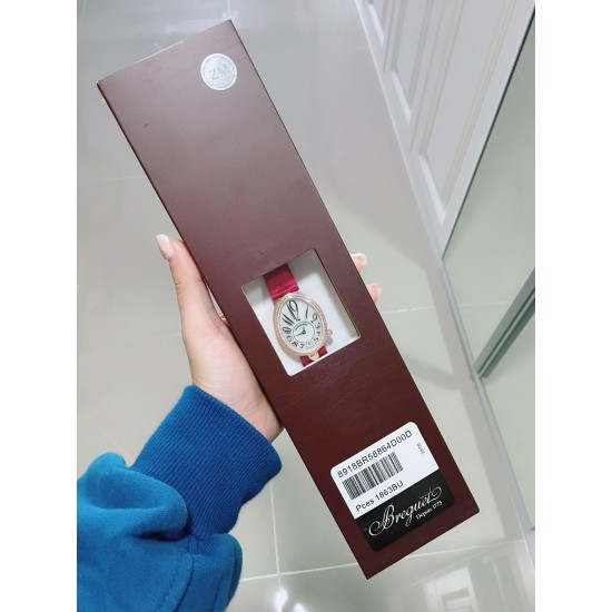 ⚠️到货啦 新版宝玑 实拍 Breguet-宝玑那不勒斯皇后系列! 史上最强最美 超薄 最新升级版本 绝对值得拥有的一款 正品一致的拉丁料绢表带 蓝宝石拱桥弧形玻璃 表盘用天然白色珍珠母贝 阿拉伯数字时符 经典的蓝钢宝玑指针 6点位设有一颗水滴形钻石 机芯是586/1自动上链机 我们一直正品完美复刻 那不勒斯皇后款 绝对的女神气质名媛款 最重要的是百搭得来不失少女心 必入款❗带上一秒变女神,各种派对,晚会,聚会,约会,发布会,让你BlingBling。 ⚠️到货啦 新版宝玑 实拍 Breguet-宝玑那不勒斯皇后系列! 史上最强最美 超薄 最新升级版本 绝对值得拥有的一款 正品一致的拉丁料绢表带 蓝宝石拱桥弧形玻璃 表盘用天然白色珍珠母贝 阿拉伯数字时符 经典的蓝钢宝玑指针 6点位设有一颗水滴形钻石 机芯是586/1自动上链机 我们一直正品完美复刻 那不勒斯皇后款 绝对的女神气质名媛款 最重要的是百搭得来不失少女心 必入款❗带上一秒变女神,各种派对,晚会,聚会,约会,发布会,让你BlingBling。