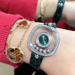 实拍 萧邦新增绿色表盘HAPPY DIAMONDS系列快乐钻腕表 3层蓝宝石玻璃镜面 我们就是自己的神话 原厂瑞士石英机芯 镜面内5颗快乐钻自由转动 活动钻石围绕表盘回旋起舞 制作精巧的表壳玩味透明概念 chopard家标志性的Happy钻石在两片蓝宝石水晶玻璃 形成的空间内自由滑动 充分展现自由和欢快的感觉 表壳顶端与底端各缀有一圈钻石 树叶形指针 较小的同心圆为珍珠母贝质地 呈圆满的球型 两个同心圆环上皆全手工镶有钻石 七颗灵动钻石如悬空漂浮一般 细节见真知。