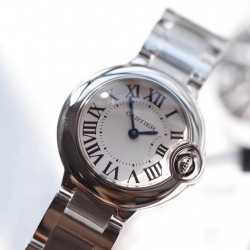 V6厂出品卡地亚蓝气球小号，官方型号：WE69010Z4直径28mm，正品开模，从内而外达到乱真效果，通透蓝宝石镜面，与正品一致的鱼眼效果，表面经典罗马刻度显示，纯白表面十分精致，烧钢蓝针，十分精致，材料与正品完全一致，把头镶嵌蓝色尖晶石，色泽到位质感饱满，整表采用316L精钢，材质与正品完全一致，最新升级版瑞士057机芯，拆机亦难辨真伪，这是一款百搭时尚精致无比的腕表这是一款可以当正品戴的女表精品！注：v6厂出品蓝气球均一表一码一吊牌，吊牌编号均与表底盖编号达到一致。