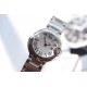 V6厂出品卡地亚蓝气球小号,官方型号:WE69010Z4直径28mm,正品开模,从内而外达到乱真效果,通透蓝宝石镜面,与正品一致的鱼眼效果,表面经典罗马刻度显示,纯白表面十分精致,烧钢蓝针,十分精致,材料与正品完全一致,把头镶嵌蓝色尖晶石,色泽到位质感饱满,整表采用316L精钢,材质与正品完全一致,最新升级版瑞士057机芯,拆机亦难辨真伪,这是一款百搭时尚精致无比的腕表这是一款可以当正品戴的女表精品!注:v6厂出品蓝气球均一表一码一吊牌,吊牌编号均与表底盖编号达到一致。 V6厂出品卡地亚蓝气球小号,官方型号:WE69010Z4直径28mm,正品开模,从内而外达到乱真效果,通透蓝宝石镜面,与正品一致的鱼眼效果,表面经典罗马刻度显示,纯白表面十分精致,烧钢蓝针,十分精致,材料与正品完全一致,把头镶嵌蓝色尖晶石,色泽到位质感饱满,整表采用316L精钢,材质与正品完全一致,最新升级版瑞士057机芯,拆机亦难辨真伪,这是一款百搭时尚精致无比的腕表这是一款可以当正品戴的女表精品!注:v6厂出品蓝气球均一表一码一吊牌,吊牌编号均与表底盖编号达到一致。