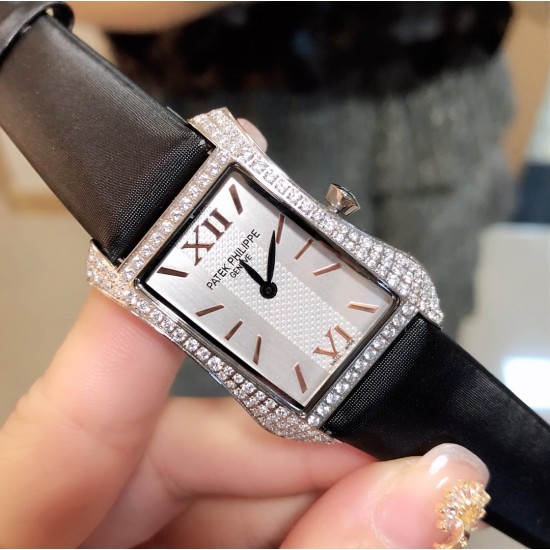 实拍 PATEK PHILIPPE百达翡丽系列 女士腕表(白金表壳搭配沙丁布带,表圈镶嵌天然锆石,蓝宝石玻璃,搭载瑞士石英机芯,尺寸30*34*7毫米) 实拍 PATEK PHILIPPE百达翡丽系列 女士腕表(白金表壳搭配沙丁布带,表圈镶嵌天然锆石,蓝宝石玻璃,搭载瑞士石英机芯,尺寸30*34*7毫米)