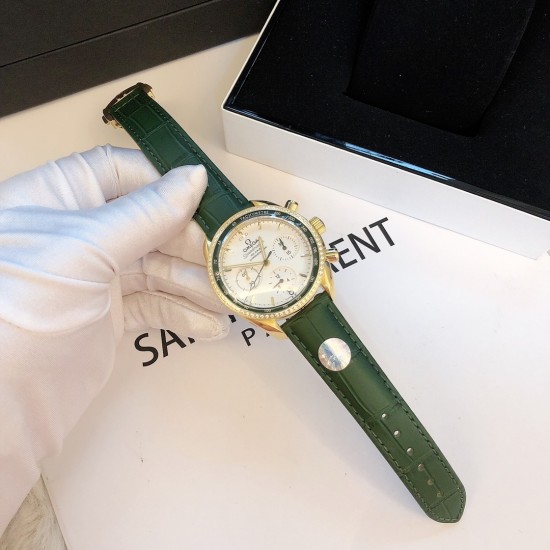 时光淙淙,细品每一刻芳香醇厚。欧米茄超霸系列38mm“卡布奇诺”有着双色的表盘配色,3个椭圆形小表盘的设计也令人眼前一亮。316精钢表壳福独特和欧米茄独特的Sedna️18K金搭配,整个表壳外圈镶钻,显得璀璨耀眼,匠具独心的双重表圈设计将钻石的闪亮光泽与超霸原型表款的运动精神完美融合,简直太显精致时髦感了!如此传奇的它颜值真的超能打,此款配色真的很治愈,不仅颜色百搭,完全不挑肤色! 时光淙淙,细品每一刻芳香醇厚。欧米茄超霸系列38mm“卡布奇诺”有着双色的表盘配色,3个椭圆形小表盘的设计也令人眼前一亮。316精钢表壳福独特和欧米茄独特的Sedna️18K金搭配,整个表壳外圈镶钻,显得璀璨耀眼,匠具独心的双重表圈设计将钻石的闪亮光泽与超霸原型表款的运动精神完美融合,简直太显精致时髦感了!如此传奇的它颜值真的超能打,此款配色真的很治愈,不仅颜色百搭,完全不挑肤色!