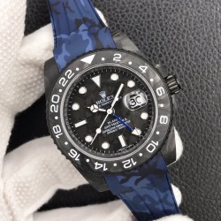 劳力士Rolex Daytona翡翠夜光全碳纤维GMT横空出世 这款获得天文台认证的首款全碳纤维GMT搭载2836全自动机械 蓝宝石抗刮损水晶镜面 碳纤维字面 完美复刻 原装同步橡树胶带 原装扣  更加柔软舒适 方便佩戴 爱不释手的劳力士GMT 品不完的一劳永逸！！！
