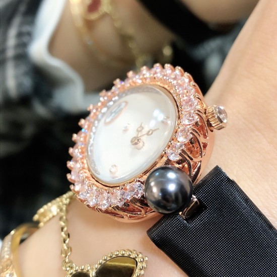 品牌:宝玑-Breguet ™️系列:珠宝系列 现推出石英版本 宝玑GJ29BB8924/5D58 雕花珍珠贝母 镶钻 女士腕表表壳电镀18K金鹅卵形表壳,外缘镶嵌24颗明亮式切割钻石和一颗日本Akoya 海水珍珠。尺寸:34.4 x 28.7毫米。表盘为玑镂刻花珍珠母贝。12点位置镶嵌宝玑铭牌。偏心小时刻度环,3点、6点、9点和12点位置设有钻石时标。宝玑经典针尖镂空式蓝钢指针。镌刻编号和Breguet隐形签名。丝缎表带,搭配折叠镶钻表扣。 品牌:宝玑-Breguet ™️系列:珠宝系列 现推出石英版本 宝玑GJ29BB8924/5D58 雕花珍珠贝母 镶钻 女士腕表表壳电镀18K金鹅卵形表壳,外缘镶嵌24颗明亮式切割钻石和一颗日本Akoya 海水珍珠。尺寸:34.4 x 28.7毫米。表盘为玑镂刻花珍珠母贝。12点位置镶嵌宝玑铭牌。偏心小时刻度环,3点、6点、9点和12点位置设有钻石时标。宝玑经典针尖镂空式蓝钢指针。镌刻编号和Breguet隐形签名。丝缎表带,搭配折叠镶钻表扣。