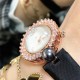 品牌:宝玑-Breguet ™️系列:珠宝系列 现推出石英版本 宝玑GJ29BB8924/5D58 雕花珍珠贝母 镶钻 女士腕表表壳电镀18K金鹅卵形表壳,外缘镶嵌24颗明亮式切割钻石和一颗日本Akoya 海水珍珠。尺寸:34.4 x 28.7毫米。表盘为玑镂刻花珍珠母贝。12点位置镶嵌宝玑铭牌。偏心小时刻度环,3点、6点、9点和12点位置设有钻石时标。宝玑经典针尖镂空式蓝钢指针。镌刻编号和Breguet隐形签名。丝缎表带,搭配折叠镶钻表扣。 品牌:宝玑-Breguet ™️系列:珠宝系列 现推出石英版本 宝玑GJ29BB8924/5D58 雕花珍珠贝母 镶钻 女士腕表表壳电镀18K金鹅卵形表壳,外缘镶嵌24颗明亮式切割钻石和一颗日本Akoya 海水珍珠。尺寸:34.4 x 28.7毫米。表盘为玑镂刻花珍珠母贝。12点位置镶嵌宝玑铭牌。偏心小时刻度环,3点、6点、9点和12点位置设有钻石时标。宝玑经典针尖镂空式蓝钢指针。镌刻编号和Breguet隐形签名。丝缎表带,搭配折叠镶钻表扣。