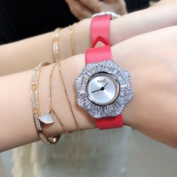 实拍 七夕好礼 PIAGET伯爵 Limelight非凡珍品腕表系列  表壳直径为33mm ，电镀白金，瑞士朗达石英机芯 。手表表壳由花瓣造型上镶嵌112颗特制切割方形钻石于表圈 彰显奢华 蓝宝石水晶镜面  搭配绸缎丝绢皮。这不仅是一款非凡的腕表，更堪称一件珠宝工艺杰作，完美结合创意 打破常规的切割，彰显着珠宝腕表的优雅魅力