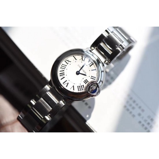 V6厂出品卡地亚蓝气球小号,官方型号:WE69010Z4直径28mm,正品开模,从内而外达到乱真效果,通透蓝宝石镜面,与正品一致的鱼眼效果,表面经典罗马刻度显示,纯白表面十分精致,烧钢蓝针,十分精致,材料与正品完全一致,把头镶嵌蓝色尖晶石,色泽到位质感饱满,整表采用316L精钢,材质与正品完全一致,最新升级版瑞士057机芯,拆机亦难辨真伪,这是一款百搭时尚精致无比的腕表这是一款可以当正品戴的女表精品!注:v6厂出品蓝气球均一表一码一吊牌,吊牌编号均与表底盖编号达到一致。 V6厂出品卡地亚蓝气球小号,官方型号:WE69010Z4直径28mm,正品开模,从内而外达到乱真效果,通透蓝宝石镜面,与正品一致的鱼眼效果,表面经典罗马刻度显示,纯白表面十分精致,烧钢蓝针,十分精致,材料与正品完全一致,把头镶嵌蓝色尖晶石,色泽到位质感饱满,整表采用316L精钢,材质与正品完全一致,最新升级版瑞士057机芯,拆机亦难辨真伪,这是一款百搭时尚精致无比的腕表这是一款可以当正品戴的女表精品!注:v6厂出品蓝气球均一表一码一吊牌,吊牌编号均与表底盖编号达到一致。