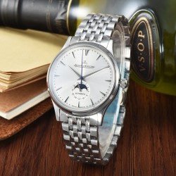 Jaeger-leCoultre Master Ultra Thin Moon积家超薄月相大师系列42mm腕表，简洁的线条设计，赏心悦目的表盘。 显示令表盘尽显活力，6位24小时指针宛如一幕和谐美妙的腕上芭蕾。透过玻璃底盖，机芯运行一目了然。这款厚度仅5.8毫米的超薄机芯向世人证实，超凡的技艺和极尽复杂的功能可以在狭小的空间内完美展现。顶级出品 精品不断