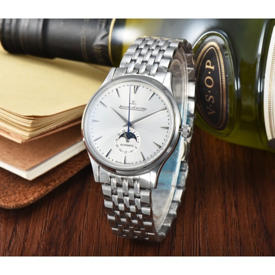 Jaeger-leCoultre Master Ultra Thin Moon积家超薄月相大师系列42mm腕表,简洁的线条设计,赏心悦目的表盘。 显示令表盘尽显活力,6位24小时指针宛如一幕和谐美妙的腕上芭蕾。透过玻璃底盖,机芯运行一目了然。这款厚度仅5.8毫米的超薄机芯向世人证实,超凡的技艺和极尽复杂的功能可以在狭小的空间内完美展现。顶级出品 精品不断 Jaeger-leCoultre Master Ultra Thin Moon积家超薄月相大师系列42mm腕表,简洁的线条设计,赏心悦目的表盘。 显示令表盘尽显活力,6位24小时指针宛如一幕和谐美妙的腕上芭蕾。透过玻璃底盖,机芯运行一目了然。这款厚度仅5.8毫米的超薄机芯向世人证实,超凡的技艺和极尽复杂的功能可以在狭小的空间内完美展现。顶级出品 精品不断