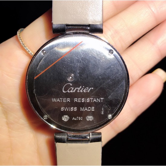 实拍 Cartier-卡地亚 创意宝石BESTIAIRE系列 HPI00480 珐琅 40毫米 石英机芯 女士腕表 黄金表盘 镶钻 半透明黄色内填珐琅 2只黄金蜜蜂装饰 镶嵌明亮式切割圆钻 黄色钻石及黑色珐琅条纹 4枚祖母绿蜂眼 这款腕表由尊贵超凡的金属雕琢而成 并衬以珍奇夺目的宝石 堪称高级珠宝中的真正典范 不仅如此 把一株繁茂的植物或者一只惊艳的动物设计成为表盘的造型 既给品牌创意增添了一丝神秘 又在作品中蕴藏了一份雅致 实拍 Cartier-卡地亚 创意宝石BESTIAIRE系列 HPI00480 珐琅 40毫米 石英机芯 女士腕表 黄金表盘 镶钻 半透明黄色内填珐琅 2只黄金蜜蜂装饰 镶嵌明亮式切割圆钻 黄色钻石及黑色珐琅条纹 4枚祖母绿蜂眼 这款腕表由尊贵超凡的金属雕琢而成 并衬以珍奇夺目的宝石 堪称高级珠宝中的真正典范 不仅如此 把一株繁茂的植物或者一只惊艳的动物设计成为表盘的造型 既给品牌创意增添了一丝神秘 又在作品中蕴藏了一份雅致