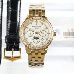 年末巨献“pp时尚新款 PATEK PHILIPPE【新年巨献 最高版本】百达翡丽超级复杂多功能系列（5721P-002）ZF厂高品质钢带款变运动系列原装9100升级版机芯。所有功能同正品（3字位月份显示 6字位24小时显示 9字位24小时和日月星辰显示），和原装一样的带水平压纹工艺，带荧光刻度 ，41mm直径。316L精钢镀金，原装进口蓝宝石水晶镜面。5721和5721P款的外钻为施华洛世奇钻，通透闪亮，气质非凡。在目前技术范畴内尽可能接近原装，此款腕表让您驾驭所有场合。