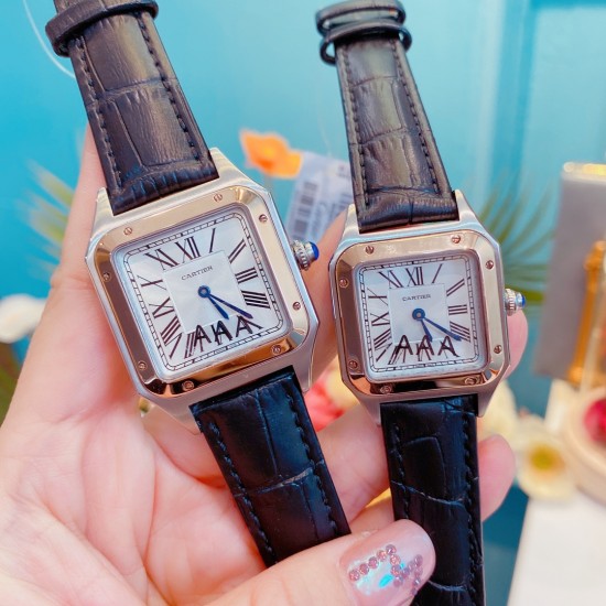 实拍升级版✨卡地亚(Cartier )新款超薄山度士腕表 日内瓦表展新款 Santos-Dumont系列 进口瑞士石英机芯 精钢表壳 圆珠形表冠 镶嵌一颗凸圆形蓝宝石 镀银磨砂表盘 阳光射线纹饰效果 罗马数字时标 剑形蓝钢指针 蓝宝石水晶镜面 大号:42 mm.小号36mm 实拍升级版✨卡地亚(Cartier )新款超薄山度士腕表 日内瓦表展新款 Santos-Dumont系列 进口瑞士石英机芯 精钢表壳 圆珠形表冠 镶嵌一颗凸圆形蓝宝石 镀银磨砂表盘 阳光射线纹饰效果 罗马数字时标 剑形蓝钢指针 蓝宝石水晶镜面 大号:42 mm.小号36mm