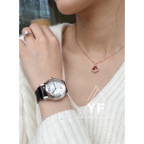 实拍《YF》萧邦(五钻小号无日历)HAPPY DIAMONDS 七彩圣诞主题 符合接下来圣诞跨年的气氛 每一颗钻石都是最好的礼物 心向自由 与快乐不期而遇。 实拍《YF》萧邦(五钻小号无日历)HAPPY DIAMONDS 七彩圣诞主题 符合接下来圣诞跨年的气氛 每一颗钻石都是最好的礼物 心向自由 与快乐不期而遇。