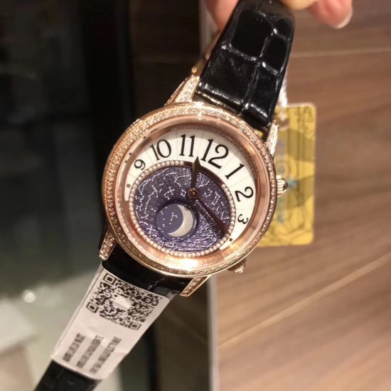 实拍 积家约会系列月相腕表延续了约会系列的独特美学,以珍珠母贝打造一轮皎洁明月,伴以钻石镶饰的璀璨星光,衬于深邃的蓝天表盘之上,可谓“晃所有人的眼,露自己的脸”,将女士的优雅浪漫萦绕腕间,俘获了芳心无数。进口石英机芯,蓝宝石镜面,原装折叠扣,表盘宽34mm,厚9mm。 实拍 积家约会系列月相腕表延续了约会系列的独特美学,以珍珠母贝打造一轮皎洁明月,伴以钻石镶饰的璀璨星光,衬于深邃的蓝天表盘之上,可谓“晃所有人的眼,露自己的脸”,将女士的优雅浪漫萦绕腕间,俘获了芳心无数。进口石英机芯,蓝宝石镜面,原装折叠扣,表盘宽34mm,厚9mm。