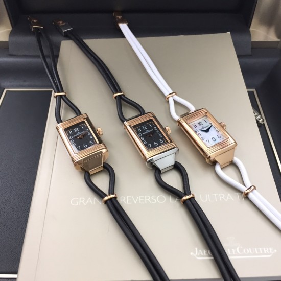 JAEGER-LECOULTRE 积家一号女装丝链翻转腕表瑞士石英1:1精致刻复 个性独特魅力,尺寸:33mmx16mm。材质:精钢打造,蓝宝水晶玻璃,太阳放射油压表盘,蓝色太妃形指针,搭配意大利纤细小牛皮绳,尽显貴族的风范! JAEGER-LECOULTRE 积家一号女装丝链翻转腕表瑞士石英1:1精致刻复 个性独特魅力,尺寸:33mmx16mm。材质:精钢打造,蓝宝水晶玻璃,太阳放射油压表盘,蓝色太妃形指针,搭配意大利纤细小牛皮绳,尽显貴族的风范!