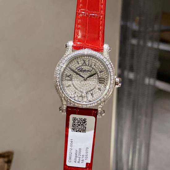 实拍 为你带来快乐——推出萧邦chopard Happy Sport满钻腕表!①卓越时计源于精湛工艺,双层蓝宝水晶玻璃之间,7颗施华洛世奇快乐彩钻活灵活现,完美诠释原装的韵味和感觉,镶满钻的表壳比例匀称,做工精湛,颗颗美钻饱满挺拔。②字面为了追求完美,耗时耗力,每一个刻度和英文logo都经过多次的独立开模,耗费多套模板,为你带来最接近原装的字面效果!③机芯采用进口石英机芯走时精准,④表带方面,为追求极致以及每一位客户的体验感,不惜成本采用牛皮皮表带,为你带来最高的体验手感制表技艺和宝石镶嵌完美融合! 实拍 为你带来快乐——推出萧邦chopard Happy Sport满钻腕表!①卓越时计源于精湛工艺,双层蓝宝水晶玻璃之间,7颗施华洛世奇快乐彩钻活灵活现,完美诠释原装的韵味和感觉,镶满钻的表壳比例匀称,做工精湛,颗颗美钻饱满挺拔。②字面为了追求完美,耗时耗力,每一个刻度和英文logo都经过多次的独立开模,耗费多套模板,为你带来最接近原装的字面效果!③机芯采用进口石英机芯走时精准,④表带方面,为追求极致以及每一位客户的体验感,不惜成本采用牛皮皮表带,为你带来最高的体验手感制表技艺和宝石镶嵌完美融合!