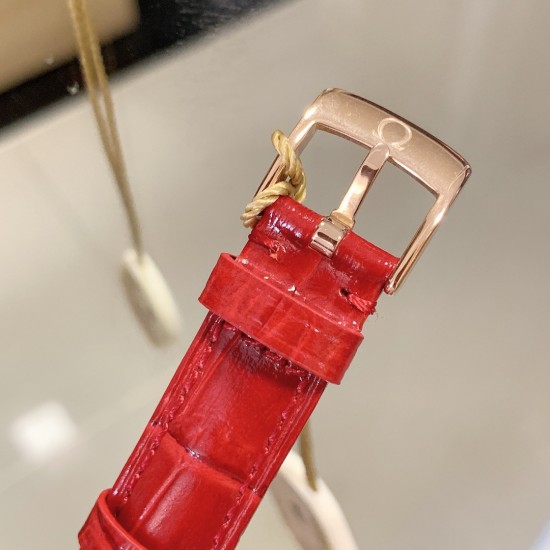 实拍 欧米茄秋冬新品发布欧米茄名典腕表诞生于1949年,其纤薄而典雅的金质表壳别具一格,内部搭载的超薄机芯极具传奇色彩。此表款分别采用白色珍珠母贝和渐变色弧面表盘,搭配抛光18K金指针,6点位设置有日历窗口,34mm玫瑰金表壳配以多色双面意大利牛皮表带。低调的奢华,简约而不简单 实拍 欧米茄秋冬新品发布欧米茄名典腕表诞生于1949年,其纤薄而典雅的金质表壳别具一格,内部搭载的超薄机芯极具传奇色彩。此表款分别采用白色珍珠母贝和渐变色弧面表盘,搭配抛光18K金指针,6点位设置有日历窗口,34mm玫瑰金表壳配以多色双面意大利牛皮表带。低调的奢华,简约而不简单