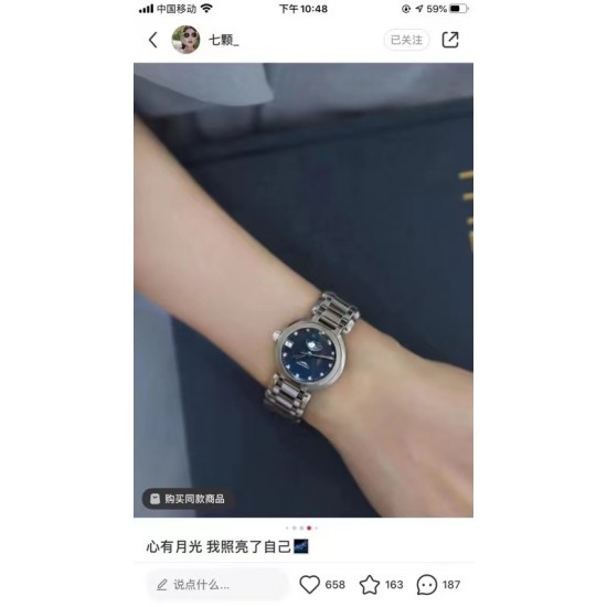 GS匠心之作【落落大方 腕间淑女】——浪琴表心月系列月相腕表优雅而至。典雅别致的外观,与正品一致的月相功能。温柔的外表之下,蕴含一颗“月相”表芯。【表壳】腕表尺寸30.5mmX9.4mm。圆润的曲线式设计使得壳体别致精巧。举手投足之间,落落大方。每一件表壳均是GS的匠心精品。【机芯】和原装一致采用带有月相功能的瑞士石英机芯。【钢带】波浪型的表带动感贴手,光泽流盼。每一粒表带截,都经过GS制表师精心细致的打磨,确保光泽和形状完美无瑕,吻合原版。 GS匠心之作【落落大方 腕间淑女】——浪琴表心月系列月相腕表优雅而至。典雅别致的外观,与正品一致的月相功能。温柔的外表之下,蕴含一颗“月相”表芯。【表壳】腕表尺寸30.5mmX9.4mm。圆润的曲线式设计使得壳体别致精巧。举手投足之间,落落大方。每一件表壳均是GS的匠心精品。【机芯】和原装一致采用带有月相功能的瑞士石英机芯。【钢带】波浪型的表带动感贴手,光泽流盼。每一粒表带截,都经过GS制表师精心细致的打磨,确保光泽和形状完美无瑕,吻合原版。