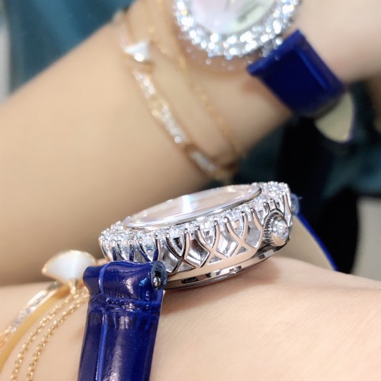实拍 萧邦新款不断 重点推荐 重磅来袭 LHEUR DU DIAMANT珠宝镶系列,全套精钢镂空打造,光滑精致无暇,采用最新手法三爪镶石工艺,与原装正品一致,尺寸及细节完美至无可挑剔,整表美轮美奂由你任意搭配出行或各种宴会派对,该款专用进口机械机芯,整机保持原状态无改动,稳定性众所周知!表扣饱满不显臃肿,七颗钻石及整个表扣呈现的弧度与镂空的鸟巢壳身完美绝配,搭配之对应效果令你无可挑剔,表带制作精良,狠下本钱采用进口高光牛皮 一点也不逊于市场的一般鳄鱼皮。 实拍 萧邦新款不断 重点推荐 重磅来袭 LHEUR DU DIAMANT珠宝镶系列,全套精钢镂空打造,光滑精致无暇,采用最新手法三爪镶石工艺,与原装正品一致,尺寸及细节完美至无可挑剔,整表美轮美奂由你任意搭配出行或各种宴会派对,该款专用进口机械机芯,整机保持原状态无改动,稳定性众所周知!表扣饱满不显臃肿,七颗钻石及整个表扣呈现的弧度与镂空的鸟巢壳身完美绝配,搭配之对应效果令你无可挑剔,表带制作精良,狠下本钱采用进口高光牛皮 一点也不逊于市场的一般鳄鱼皮。