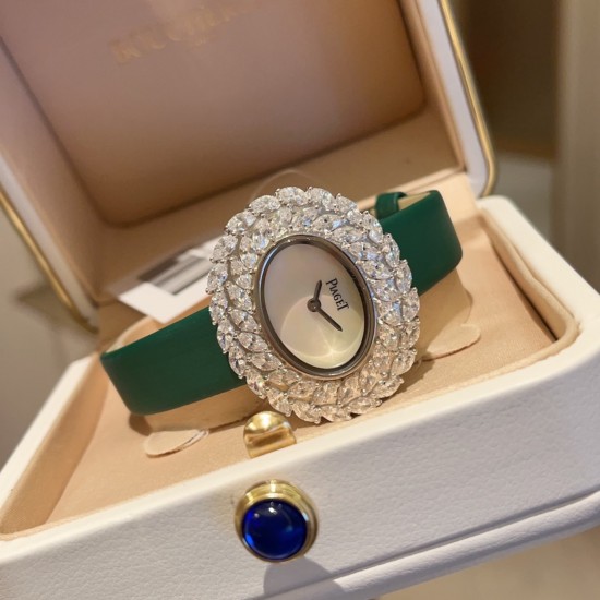 伯爵-PIAGET 全新高级珠宝系列,18K白金.玫瑰金,镶饰两圈马眼型切割美钻一圈22颗(约3.84克拉)-共44颗高级珠宝制作的一大挑战;钻石散发的耀眼光芒,皮带采用轻柔的缎面材质,与钻石造型形成优雅对比。原装尺寸31 X37 mm 伯爵-PIAGET 全新高级珠宝系列,18K白金.玫瑰金,镶饰两圈马眼型切割美钻一圈22颗(约3.84克拉)-共44颗高级珠宝制作的一大挑战;钻石散发的耀眼光芒,皮带采用轻柔的缎面材质,与钻石造型形成优雅对比。原装尺寸31 X37 mm