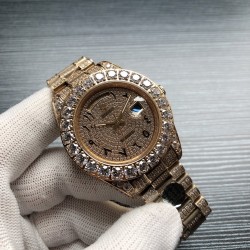 劳力士ROLEX R40 SF Factory 新款Oyster Perpetual Pearlmaster 39（蚝式恒动Pearlmaster 39）腕表，堪为宝石镶嵌腕表系列之瑰宝。 永恒黄金腕表镶嵌最珍稀的钻石，充分展现劳力士在宝石镶嵌方面的非凡技艺。品牌:Rolex劳力士系列:蚝式恒动腕表机芯:全自动机械表带:镶钻精钢表链尺寸:43.5 x 13mm材料:316精钢+蓝宝石玻璃 三杰精致推荐男士机械腕表 SJ为你精心打造超真实实物图拍摄