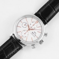TW倾情演绎【IWC万国波涛菲诺计时腕表】腕表尺寸42mmX13.5mm。完美同步正品，表壳以精钢材质打造，通过细致的抛光打磨之后呈现出细腻光泽，表耳弧度自然，与表壳完美融合，线条流畅，光泽闪耀。腕表内部搭载7750改原装Cal.79320自动机械机芯，实现所有功能与原装一致，密底设计，周年纪念徽标镌刻表底，采用意大利小牛皮搭配针扣，简单配戴，上手效果极佳！TW出品IWC波涛计时，生动诠释柏涛菲诺永不落幕的经典，欢迎各路表友品鉴