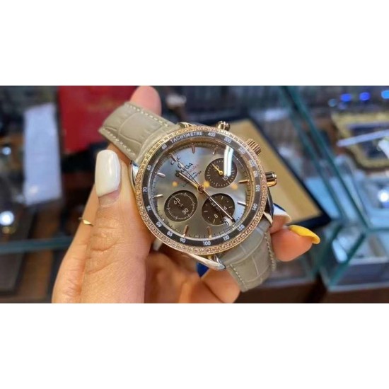 时光淙淙,细品每一刻芳香醇厚。欧米茄超霸系列38mm“卡布奇诺”有着双色的表盘配色,3个椭圆形小表盘的设计也令人眼前一亮。316精钢表壳福独特和欧米茄独特的Sedna️18K金搭配,整个表壳外圈镶钻,显得璀璨耀眼,匠具独心的双重表圈设计将钻石的闪亮光泽与超霸原型表款的运动精神完美融合,简直太显精致时髦感了!如此传奇的它颜值真的超能打,此款配色真的很治愈,不仅颜色百搭,完全不挑肤色! 时光淙淙,细品每一刻芳香醇厚。欧米茄超霸系列38mm“卡布奇诺”有着双色的表盘配色,3个椭圆形小表盘的设计也令人眼前一亮。316精钢表壳福独特和欧米茄独特的Sedna️18K金搭配,整个表壳外圈镶钻,显得璀璨耀眼,匠具独心的双重表圈设计将钻石的闪亮光泽与超霸原型表款的运动精神完美融合,简直太显精致时髦感了!如此传奇的它颜值真的超能打,此款配色真的很治愈,不仅颜色百搭,完全不挑肤色!