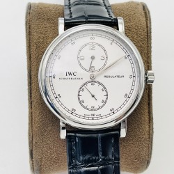 IWS新品 颜值巅峰IWC旗下最耀眼的明星，万国长动能月相专家。全新的葡萄牙系列系列IW544401透底腕表。【表壳】316L精钢表壳，打磨抛光非常圆润。小秒针盘位于6点钟位置附拨针停秒功能。3点位写有PORTOFINO（柏涛菲诺英文）双面防反光拱形蓝宝石镀膜镜面！【表带】意大利小牛皮！【机芯】自主研制自动上链机械机芯，机芯稳定，走时准。IWC旗下最耀眼的透底腕表。适合各种商务场合，简敛精致不失优雅！IWS Factory匠心力作 欢迎各路表友品鉴！