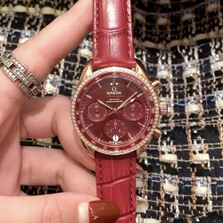 ★实拍 欧米茄-OMEGA 六针超霸系列多功能石英 女士腕表 表盘內设有横向椭圆形小表盘,6点钟位置设有垂直椭圆日历窗口。时针、分针及小秒盘的秒针均经过镀铑处理，( Omega)超霸系列以其标志性的外观设计以及精准走时的机芯品质深受消费者的喜爱。超霸系列的配色款式很多,提供给了消费者很多的选择