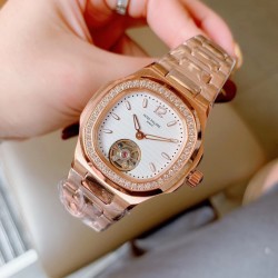 百达翡丽 手雷系列 女款简约飞轮 最强版本 Patek Philippe Seal印记Cal.324 CS自动机械机芯 专柜尺寸33mm 厚度9.5mm 花巨资复刻原版Cal.324 CS机芯 市场现在唯一一个324CS机芯与原装机芯摆轮一致 可谓市场最高版本女表表后 女性对永恒时间理念的钟爱 难以抗拒的柔美气息