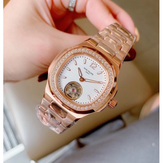 百达翡丽 手雷系列 女款简约飞轮 最强版本 Patek Philippe Seal印记Cal.324 CS自动机械机芯 专柜尺寸33mm 厚度9.5mm 花巨资复刻原版Cal.324 CS机芯 市场现在唯一一个324CS机芯与原装机芯摆轮一致 可谓市场最高版本女表表后 女性对永恒时间理念的钟爱 难以抗拒的柔美气息 百达翡丽 手雷系列 女款简约飞轮 最强版本 Patek Philippe Seal印记Cal.324 CS自动机械机芯 专柜尺寸33mm 厚度9.5mm 花巨资复刻原版Cal.324 CS机芯 市场现在唯一一个324CS机芯与原装机芯摆轮一致 可谓市场最高版本女表表后 女性对永恒时间理念的钟爱 难以抗拒的柔美气息