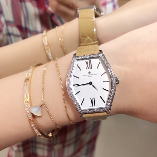实拍 江诗丹顿-Vacheron Constantin 作为世界上历史悠久的钟表制造商从未停止生产,秉承悉力以赴,精益求精的品牌座右铭,其中有一款-Malte系列25530/000R-9742,经典酒桶型婉表,防磨水晶镜面,内部经反光处理,配置瑞士原装石英机芯,尺寸28.40*38.67毫米,厚度7.28毫米。表壳电镀18K白金/玫瑰金,表带有布绢带,牛皮带两种选择,针扣配带.市面最高版本,你值得拥有! 实拍 江诗丹顿-Vacheron Constantin 作为世界上历史悠久的钟表制造商从未停止生产,秉承悉力以赴,精益求精的品牌座右铭,其中有一款-Malte系列25530/000R-9742,经典酒桶型婉表,防磨水晶镜面,内部经反光处理,配置瑞士原装石英机芯,尺寸28.40*38.67毫米,厚度7.28毫米。表壳电镀18K白金/玫瑰金,表带有布绢带,牛皮带两种选择,针扣配带.市面最高版本,你值得拥有!