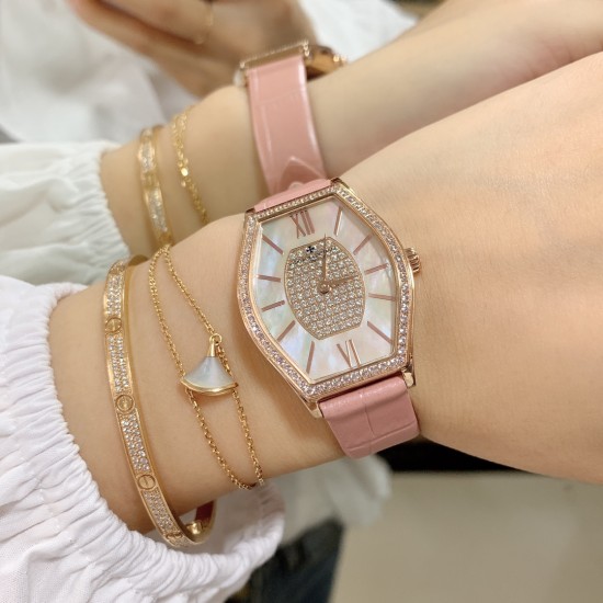 实拍 江诗丹顿-Vacheron Constantin 作为世界上历史悠久的钟表制造商从未停止生产,秉承悉力以赴,精益求精的品牌座右铭,其中有一款-Malte系列25530/000R-9742,经典酒桶型婉表,防磨水晶镜面,内部经反光处理,配置瑞士原装石英机芯,尺寸28.40*38.67毫米,厚度7.28毫米。表壳电镀18K白金/玫瑰金,表带有布绢带,牛皮带两种选择,针扣配带.市面最高版本,你值得拥有! 实拍 江诗丹顿-Vacheron Constantin 作为世界上历史悠久的钟表制造商从未停止生产,秉承悉力以赴,精益求精的品牌座右铭,其中有一款-Malte系列25530/000R-9742,经典酒桶型婉表,防磨水晶镜面,内部经反光处理,配置瑞士原装石英机芯,尺寸28.40*38.67毫米,厚度7.28毫米。表壳电镀18K白金/玫瑰金,表带有布绢带,牛皮带两种选择,针扣配带.市面最高版本,你值得拥有!