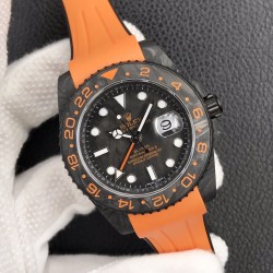 劳力士Rolex Daytona翡翠夜光全碳纤维GMT横空出世 这款获得天文台认证的首款全碳纤维GMT搭载2836全自动机械 蓝宝石抗刮损水晶镜面 碳纤维字面 完美复刻 原装同步橡树胶带 原装扣  更加柔软舒适 方便佩戴 爱不释手的劳力士GMT     品不完的一劳永逸！！！