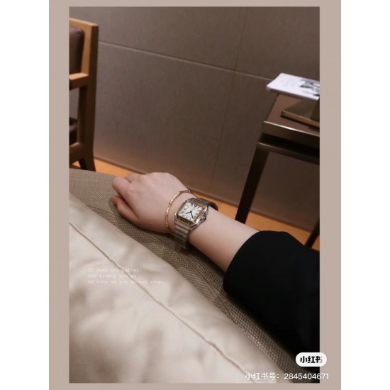 .钢带送皮带山度士女庄Santos de Cartier腕表 1⃣️表壳:316不锈钢2⃣️把的:七角形表冠 镶嵌一颗多切面蓝宝石 3⃣️表盘:阳光射线纹饰效果表盘/经典白罗马表盘4⃣️表针:剑型蓝钢指针 5⃣️表镜:蓝宝石水晶镜面 6⃣️钢表带:配备“SmartLink”表链调节装置 7⃣️表扣:搭配双重折叠表扣 表带均配备“QuickSwitch”表带快速替换装置 8⃣️表壳尺寸:35.1毫米 厚度:8.83毫米 防水深度10巴(约100米) .钢带送皮带山度士女庄Santos de Cartier腕表 1⃣️表壳:316不锈钢2⃣️把的:七角形表冠 镶嵌一颗多切面蓝宝石 3⃣️表盘:阳光射线纹饰效果表盘/经典白罗马表盘4⃣️表针:剑型蓝钢指针 5⃣️表镜:蓝宝石水晶镜面 6⃣️钢表带:配备“SmartLink”表链调节装置 7⃣️表扣:搭配双重折叠表扣 表带均配备“QuickSwitch”表带快速替换装置 8⃣️表壳尺寸:35.1毫米 厚度:8.83毫米 防水深度10巴(约100米)