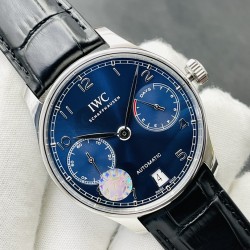【ZF Factory2023墙裂推荐 销量神器】V5升级版 IWC万国葡7－葡萄牙系列七日链 ！1⃣️搭载定制版C.52010自动机械机芯！2⃣️独立小秒针，真动能指示！3⃣️蓝宝石玻璃镜面！4⃣️定制版意大利牛皮表带，原装扣子！5⃣️直径42毫米！ZF出品 必属精品 欢迎您的品鉴！