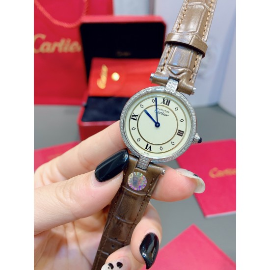 经典永不过时的Cartier卡地亚圆盘中古腕表YYDS❤️一只很复古情结的卡地亚mustbe它来了。30mm表盘大小刚刚好,优雅大方且不失气质的韵味,蓝宝石把头在阳光下依旧纯洁透亮闪耀✨设计大气且耐看,卡地亚罗马文字表盘复古时尚,设计大气且耐看,蓝宝石水晶镜面,表盘两头以简洁的T形金属衔接表带,采用意大利牛皮表带,压鳄鱼纹花色,双面皮透气好,中古美表不仅满满的vintage韵味,酷辣御姐或温柔甜姐都可驾驭的加分款 经典永不过时的Cartier卡地亚圆盘中古腕表YYDS❤️一只很复古情结的卡地亚mustbe它来了。30mm表盘大小刚刚好,优雅大方且不失气质的韵味,蓝宝石把头在阳光下依旧纯洁透亮闪耀✨设计大气且耐看,卡地亚罗马文字表盘复古时尚,设计大气且耐看,蓝宝石水晶镜面,表盘两头以简洁的T形金属衔接表带,采用意大利牛皮表带,压鳄鱼纹花色,双面皮透气好,中古美表不仅满满的vintage韵味,酷辣御姐或温柔甜姐都可驾驭的加分款