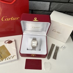 钢带送皮带山度士女庄Santos de Cartier腕表 1⃣️表壳：316不锈钢2⃣️把的：七角形表冠 镶嵌一颗多切面蓝宝石 3⃣️表盘：阳光射线纹饰效果表盘/经典白罗马表盘4⃣️表针：剑型蓝钢指针 5⃣️表镜：蓝宝石水晶镜面 6⃣️钢表带：配备“SmartLink”表链调节装置 7⃣️表扣：搭配双重折叠表扣      表带均配备“QuickSwitch”表带快速替换装置 8⃣️表壳尺寸：35.1毫米 厚度：8.83毫米 防水深度10巴（约100米）