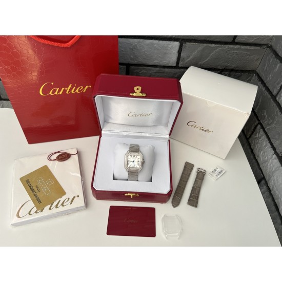 钢带送皮带山度士女庄Santos de Cartier腕表 1⃣️表壳:316不锈钢2⃣️把的:七角形表冠 镶嵌一颗多切面蓝宝石 3⃣️表盘:阳光射线纹饰效果表盘/经典白罗马表盘4⃣️表针:剑型蓝钢指针 5⃣️表镜:蓝宝石水晶镜面 6⃣️钢表带:配备“SmartLink”表链调节装置 7⃣️表扣:搭配双重折叠表扣 表带均配备“QuickSwitch”表带快速替换装置 8⃣️表壳尺寸:35.1毫米 厚度:8.83毫米 防水深度10巴(约100米) 钢带送皮带山度士女庄Santos de Cartier腕表 1⃣️表壳:316不锈钢2⃣️把的:七角形表冠 镶嵌一颗多切面蓝宝石 3⃣️表盘:阳光射线纹饰效果表盘/经典白罗马表盘4⃣️表针:剑型蓝钢指针 5⃣️表镜:蓝宝石水晶镜面 6⃣️钢表带:配备“SmartLink”表链调节装置 7⃣️表扣:搭配双重折叠表扣 表带均配备“QuickSwitch”表带快速替换装置 8⃣️表壳尺寸:35.1毫米 厚度:8.83毫米 防水深度10巴(约100米)