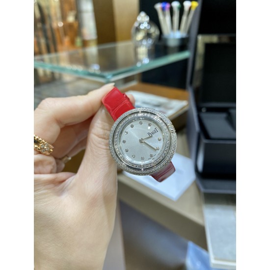 全网女生听我的!买它…❤️。 伯爵“时来运转”顶级奢侈品入门款精致的 29mm尺寸大小!第一眼看到它的时候我一眼就中,首先是外观设计足够百搭,➕上外层一圈可来回转动 很有寓意、一起“转动,遇见非凡”。上手很秀气,彩色鳄鱼皮可轻松拆卸 看上去就高端,机芯采用瑞士进口石英机芯,螺旋式表圈316L精钢打磨抛光 表面光亮如镜、表盘内圈钻石刻度 11颗⭕️圆形美钻(约0.07克拉)外圈一颗圆形美钻(约0.05克拉) 全网女生听我的!买它…❤️。 伯爵“时来运转”顶级奢侈品入门款精致的 29mm尺寸大小!第一眼看到它的时候我一眼就中,首先是外观设计足够百搭,➕上外层一圈可来回转动 很有寓意、一起“转动,遇见非凡”。上手很秀气,彩色鳄鱼皮可轻松拆卸 看上去就高端,机芯采用瑞士进口石英机芯,螺旋式表圈316L精钢打磨抛光 表面光亮如镜、表盘内圈钻石刻度 11颗⭕️圆形美钻(约0.07克拉)外圈一颗圆形美钻(约0.05克拉)