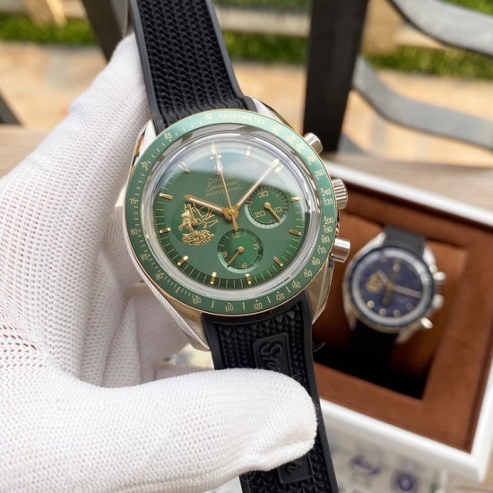 OMEGA 欧米茄 登月腕表——「Speedmaster Apollo 11 50th Anniversary」超霸计时码表,直径42mm,镶嵌黑色陶瓷刻度圈,衬托出醒目的金色刻度。 OMEGA 欧米茄 登月腕表——「Speedmaster Apollo 11 50th Anniversary」超霸计时码表,直径42mm,镶嵌黑色陶瓷刻度圈,衬托出醒目的金色刻度。