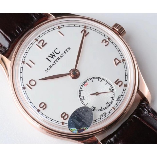 IWC 万国(葡萄牙系列)V3版 IW545408型腕表,简称“琼斯之剑”。正品开模,干练整洁,专为男士打造的腕表。锅盖蓝宝石玻璃,手动上弦的滴答声,背透镶嵌的红宝石,来回摆动的游丝走线,纯粹的机械之美,都让每个狂热的机械爱好者深深着迷!表盘尺寸:44毫米X10机芯类型:手动机㭜系列型号:98295动力储存:46小时表镜材质:兰宝石玻璃表带材质:意大利小牛皮表扣类型:针扣后盖表底:透底功能风格:6位小秒针,纯粹机械之美! IWC 万国(葡萄牙系列)V3版 IW545408型腕表,简称“琼斯之剑”。正品开模,干练整洁,专为男士打造的腕表。锅盖蓝宝石玻璃,手动上弦的滴答声,背透镶嵌的红宝石,来回摆动的游丝走线,纯粹的机械之美,都让每个狂热的机械爱好者深深着迷!表盘尺寸:44毫米X10机芯类型:手动机㭜系列型号:98295动力储存:46小时表镜材质:兰宝石玻璃表带材质:意大利小牛皮表扣类型:针扣后盖表底:透底功能风格:6位小秒针,纯粹机械之美!