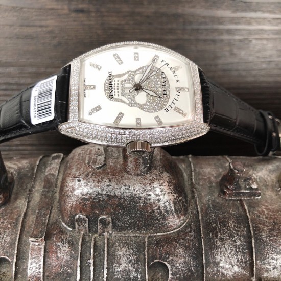 法兰克 穆勒Franck Muller 全新满天星系列⚓️搭载进口日本西铁城机械机芯⚙️意大利双面小牛皮原装针扣酒桶形拱桥状精钢表壳⚫️手工全镶嵌施华洛水晶钻 高贵霸气尺寸43*55mm高尚的艺术 精湛的工艺 一经发布 无不轰动 法兰克 穆勒Franck Muller 全新满天星系列⚓️搭载进口日本西铁城机械机芯⚙️意大利双面小牛皮原装针扣酒桶形拱桥状精钢表壳⚫️手工全镶嵌施华洛水晶钻 高贵霸气尺寸43*55mm高尚的艺术 精湛的工艺 一经发布 无不轰动