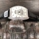 法兰克 穆勒Franck Muller 全新满天星系列⚓️搭载进口日本西铁城机械机芯⚙️意大利双面小牛皮原装针扣酒桶形拱桥状精钢表壳⚫️手工全镶嵌施华洛水晶钻 高贵霸气尺寸43*55mm高尚的艺术 精湛的工艺 一经发布 无不轰动 法兰克 穆勒Franck Muller 全新满天星系列⚓️搭载进口日本西铁城机械机芯⚙️意大利双面小牛皮原装针扣酒桶形拱桥状精钢表壳⚫️手工全镶嵌施华洛水晶钻 高贵霸气尺寸43*55mm高尚的艺术 精湛的工艺 一经发布 无不轰动